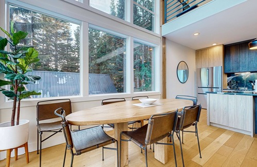 Hyak Cabin | Luxury Lodge w/Breathtaking Mountain Views, large yard, fireplace & WIFI