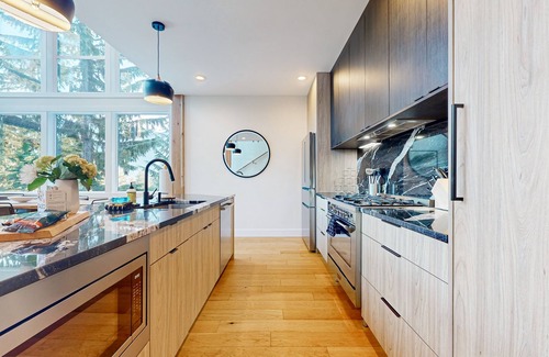 Hyak Cabin | Luxury Lodge w/Breathtaking Mountain Views, large yard, fireplace & WIFI