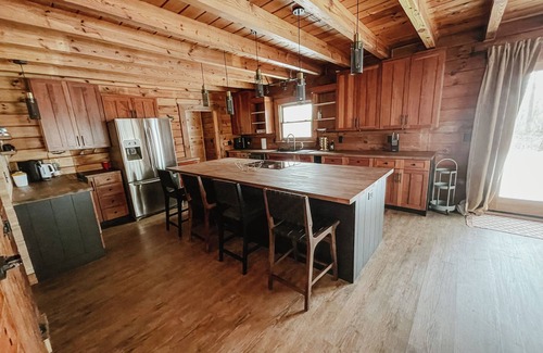 Paris Cabin | Luxury Log Retreat with Hot Tub, Near Homestead & Winery