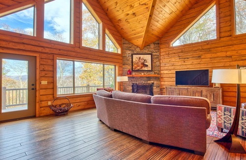 Maggie Valley Cabin | Luxury, Maggie Valley log cabin, with views, in breathtaking Smoky Mountains