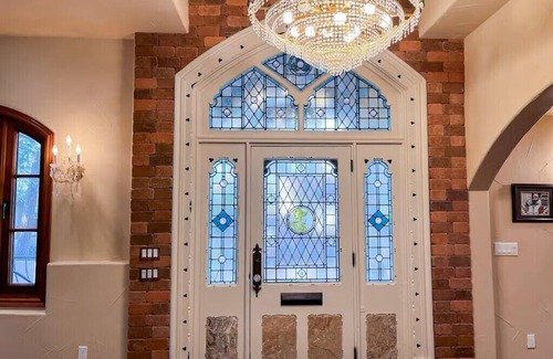 Broadmoor House | Luxury Mansion with Hot Tub & Sauna Shower