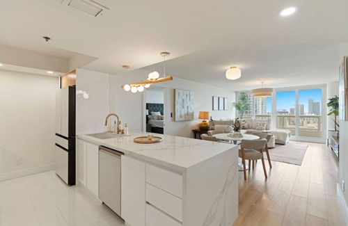 Downtown Miami House | Luxury Miami Condo 3BR Bay Views + Pool Gym Spa & Designer Renovation