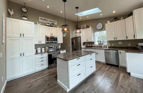 Buffalo City House | Luxury Mississippi River Vacation Home w Private Dock-Great Fishing Getaway