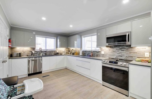 Tobyhanna House | Luxury Modern 6BR Pocono Home Near All Attractions