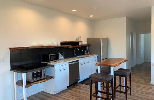 Historic Kailua Village Apartment | Luxury Modern/AC/5 STAR LOCATION/WALK 2 BEACH