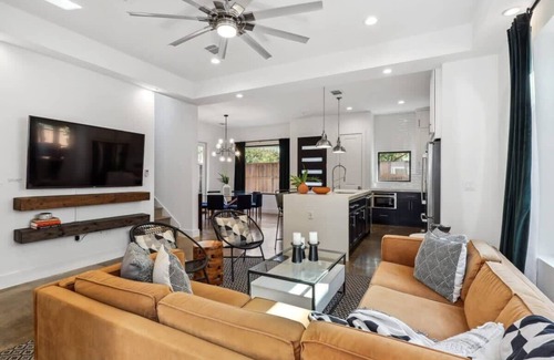 Govalle House | Luxury Modern Comfort | Private Heated Pool