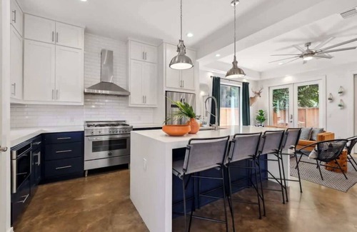 Govalle House | Luxury Modern Comfort | Private Heated Pool