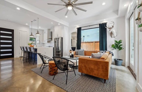 Govalle House | Luxury Modern Comfort | Private Heated Pool