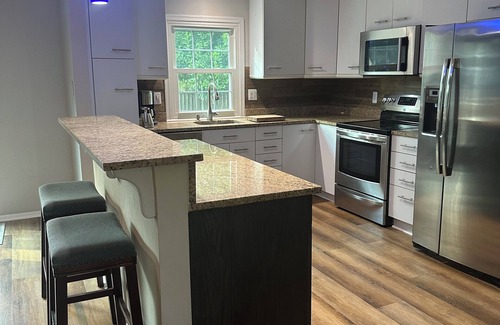 Herndon House | Luxury Modern Herndon Retreat w/Hot Tub – Minutes from Dulles & Reston.