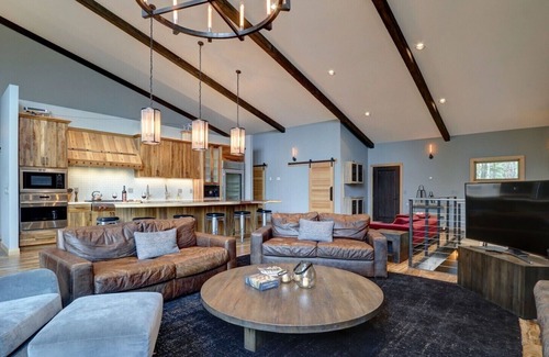 Alyeska House | Luxury Modern Mountain Home 1/2 mile from Ski Resort