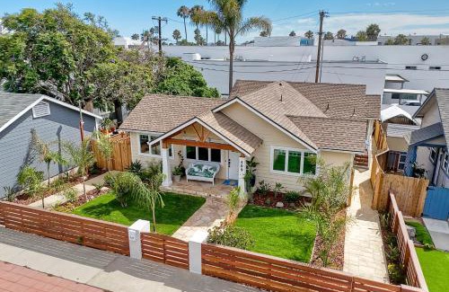 Townsite House | Luxury Monarch Estate, 3 Units, AC, Walk to Beach, Pier & Dining