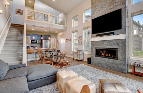 Rendezvous House | Luxury Mountain Cabin 44 I Private Hot Tub I Great Views I Best Price I Discounted Attractions