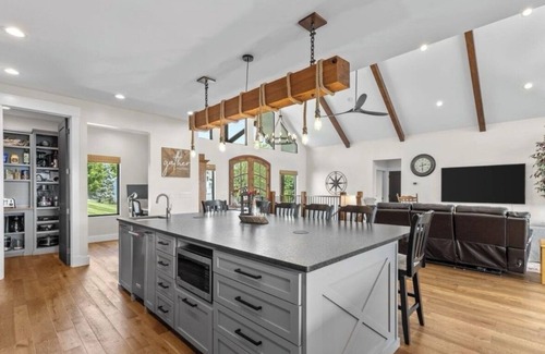 Maynardville Other | Luxury Mountain & Lake Farmhouse on Norris with Chef's Kitchen, Spa, & Kayaks