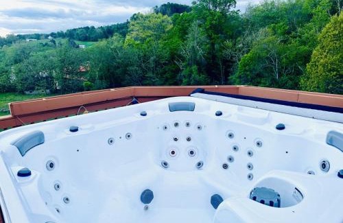 Sparta House | Luxury Mountain Retreat with Main House and Garage Apartment. Perfect for Families, Retreats and Remote Work