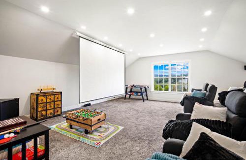 Sparta House | Luxury Mountain Retreat with Main House and Garage Apartment. Perfect for Families, Retreats and Remote Work