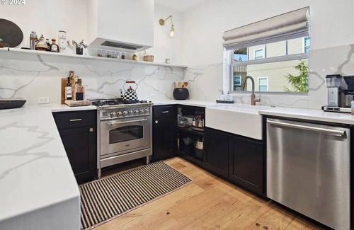 Government Camp Villa | Luxury Mountain Townhome Steps to Government Camp, Ski Bowl, Pool & Hot Tub