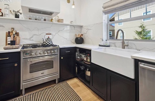 Government Camp Villa | Luxury Mountain Townhome Steps to Government Camp, Ski Bowl, Pool & Hot Tub