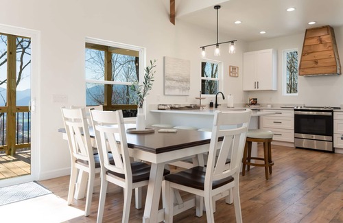 Waynesville House | Luxury/Mtn Views/Hot Tub/Gym/Fire Pit