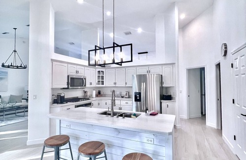 Fellowship House | Luxury, Newly Renovated Home, Pets, Pool - Minutes from WEC & HITS, Golf