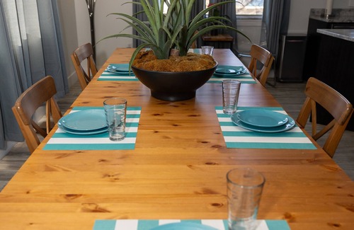 Highland Business Apartment | Luxury Nob Hill apartment w/3 primary bedrooms and chef's kitchen. Pet friendly!