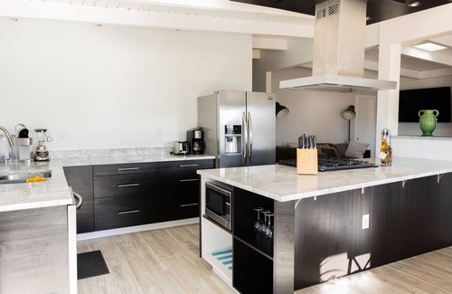 Highland Business Apartment | Luxury Nob Hill apartment w/3 primary bedrooms and chef's kitchen. Pet friendly!