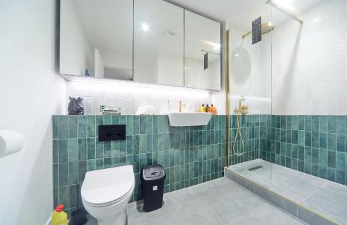 The Westside Apartment | Luxury Nostalgic City Centre Stay with Pool Table, Netflix, Sofa bed, Sleeps 6, Nostalgia Stays