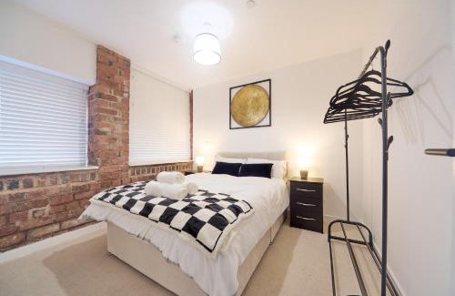 The Westside Apartment | Luxury Nostalgic City Centre Stay with Pool Table, Netflix, Sofa bed, Sleeps 6, Nostalgia Stays