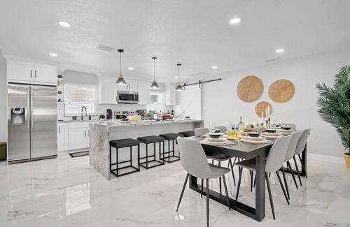 Town N County Park House | Luxury Oasis - 5 Bedroom - Heated Pool