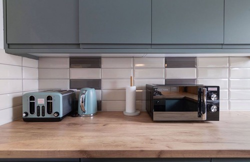 Brent House | Luxury Oasis: 5* London Home with garden