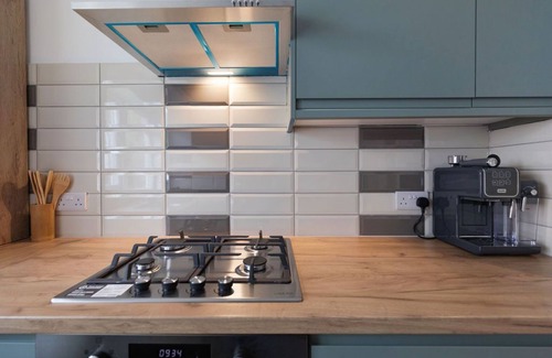 Brent House | Luxury Oasis: 5* London Home with garden