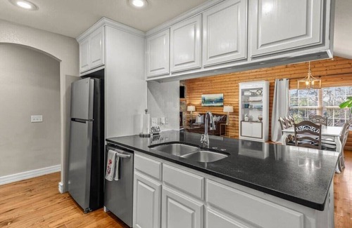 Rogers House | Luxury Oasis: Beaver Lake Retreat for 12 Guests