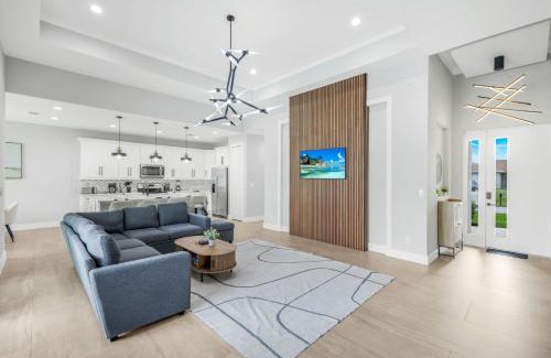 Pelican Villa | Luxury Oasis in Cape Coral