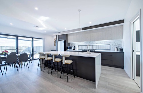 Dubbo House | Luxury on Oxford - Contemporary Style, Sleeps 8