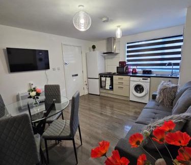 Stevenage Apartment | Luxury one bedroom maisonette with extra connected bedroom in Stevenage centre