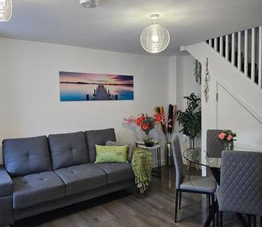 Stevenage Apartment | Luxury one bedroom maisonette with extra connected bedroom in Stevenage centre