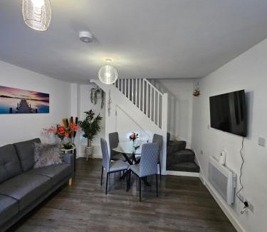 Stevenage Apartment | Luxury one bedroom maisonette with extra connected bedroom in Stevenage centre