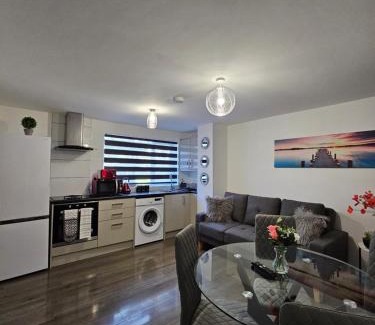 Stevenage Apartment | Luxury one bedroom maisonette with extra connected bedroom in Stevenage centre