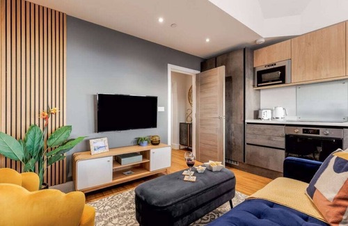 West Cliff Apartment | Luxury Penthouse 2-Bed Apt w/Sea View, Gym & PKG