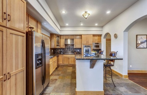 Baldy Mountain House | Luxury Pet-Friendly 5BR Home with Stunning Views - just 6 minutes to Main St!