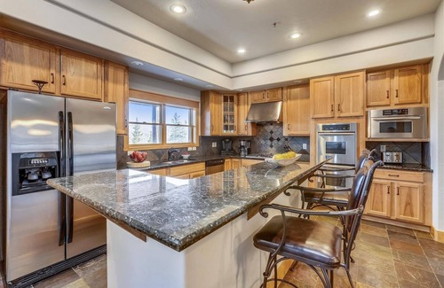 Baldy Mountain House | Luxury Pet-Friendly 5BR Home with Stunning Views - just 6 minutes to Main St!