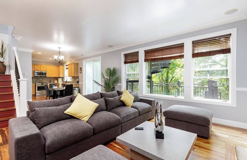 Gresham House | Luxury Portland Retreat/Lush Forest, Decks, Fire Pit, Jacuzzi, FirePlace & Games