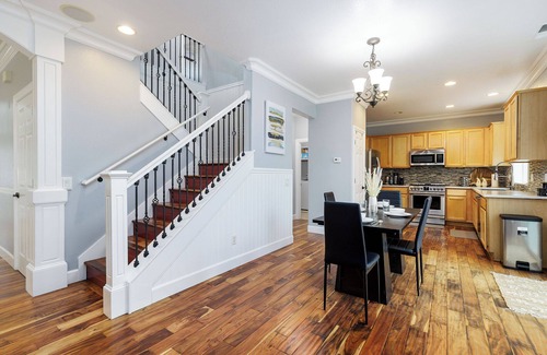 Gresham House | Luxury Portland Retreat/Lush Forest, Decks, Fire Pit, Jacuzzi, FirePlace & Games