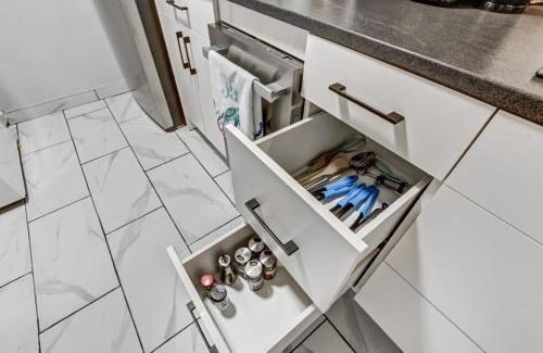 London Apartment | Luxury & private 3 bed unit kitchen wifi park mall