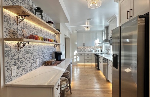 East Allegheny House | Luxury Private Boutique Hotel with CityView, Hot Tub, Free Parking