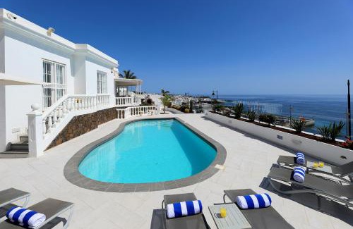 Puerto del Carmen Villa | Luxury Puerto Del Carmen Villa 4 Bedrooms La Perla Modern Furnishings Stunning Sea Views