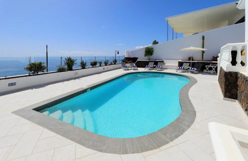 Puerto del Carmen Villa | Luxury Puerto Del Carmen Villa 4 Bedrooms La Perla Modern Furnishings Stunning Sea Views