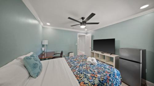 South Miami House | Luxury Queen Room, Free Car Service, Walk to UM!