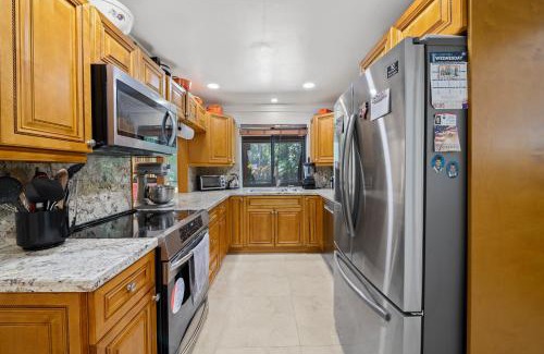 South Miami House | Luxury Queen Room, Free Car Service, Walk to UM!