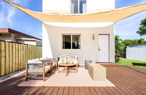 West Little Havana House | Luxury Redefined 6BR Poolside Villa with King bed