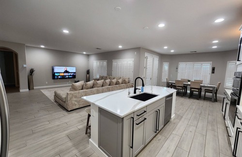 Florence House | Luxury Resort Getaway! Golf, Tennis, Water Park.